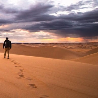homme seul dans le désert